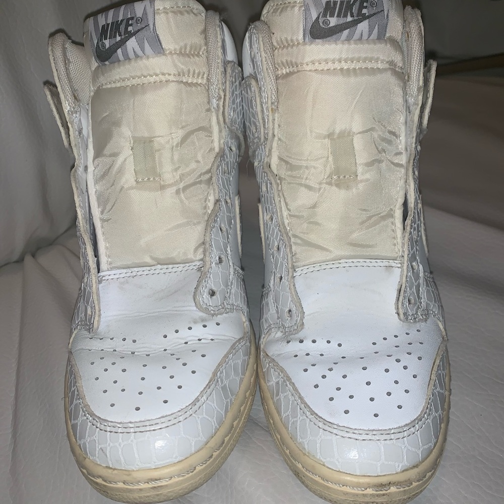 White nike wedged sneakers 5.5